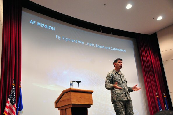 Skywrighter photo by Niki Jahns
Lt. Gen. C.D. Moore II, inaugural commander of the new Air Force Life Cycle
Management Center (AFLCMC), shares thoughts, themes, goals and challenges
during a town hall meeting Aug. 1 at Kenney Hall, Air Force Institute of
Technology.
