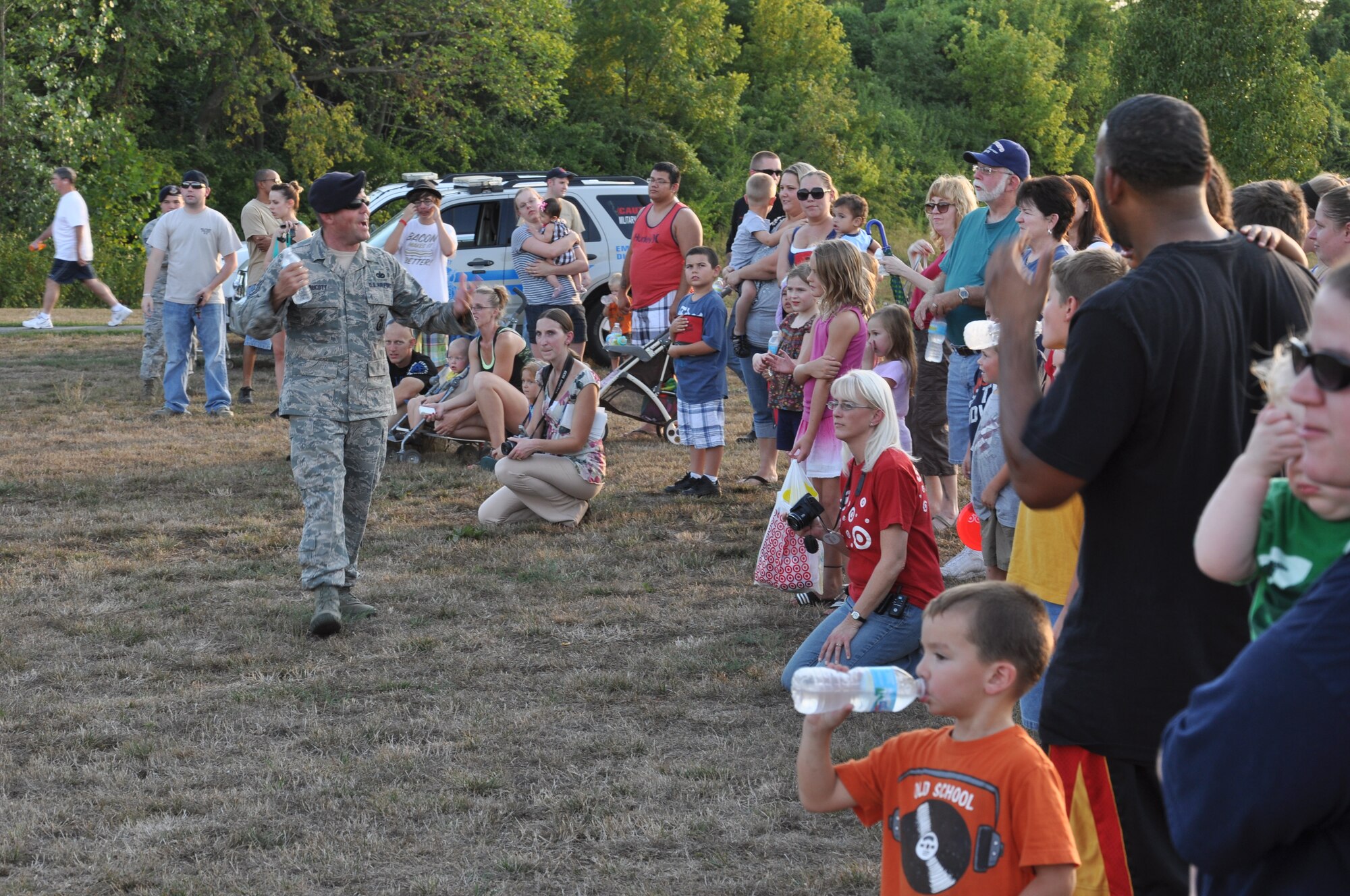 Tech. Sgt. Stacy Trucott, 375 Air Mobility Wing Security Forces kennel
master, demonstrates to people on Air Force canine units during the 2012
National Night Out at Three Springs Park Belleville, Ill. August 7. The 375
AMW SFS was invited by the Shiloh Police Department to come out and meet the
community and show its involvement. (U.S. Air Force photo/Airman 1st Class Josh Eikren)