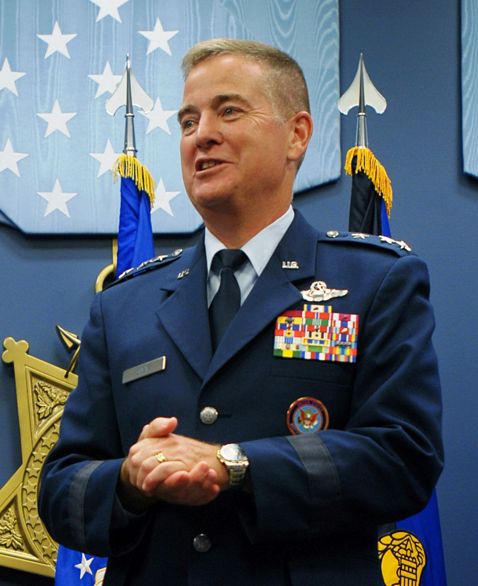 Air Force Maj. Gen. Michael Dubie, the former adjutant general of the
Vermont National Guard and the incoming deputy commander of U.S. Northern
Command, is promoted to the rank of lieutenant general during a ceremony at
the Pentagon in Arlington, Va. Aug. 14, 2012. (Army National Guard photo by
Sgt. Darron Salzer)