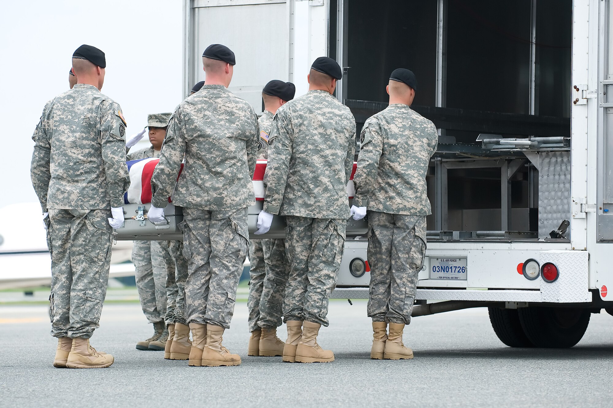 A U.S. Army carry team transfers the remains of Army Chief Warrant Officer Brian D. Hornsby of Melbourne, Fla., at Dover Air Force Base, Del., Aug 19, 2012. Hornsby was assigned to the 2nd Battalion, 25th Aviation Regiment, 25th Combat Aviation Brigade, 25th Infantry Division, Schofield Barracks, Hawaii. (U.S. Air Force photo/Adrian R. Rowan)