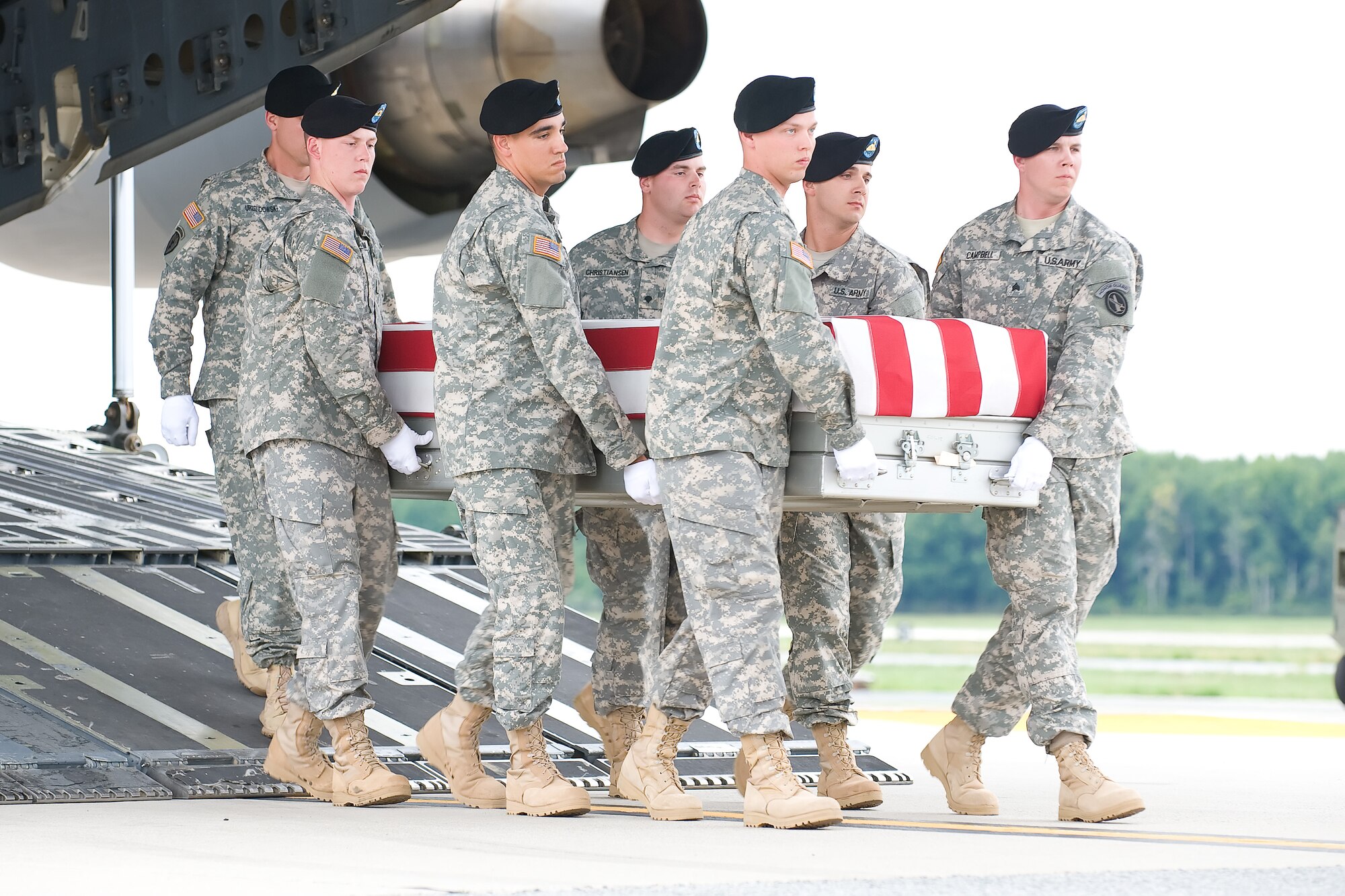 A U.S. Army carry team transfers the remains of Army Sgt. Richard A. Essex of Kelseyville, Calif., at Dover Air Force Base, Del., Aug 19, 2012. Essex was assigned to the 2nd Battalion, 25th Aviation Regiment, 25th Combat Aviation Brigade, 25th Infantry Division, Schofield Barracks, Hawaii. (U.S. Air Force photo/Adrian R. Rowan)