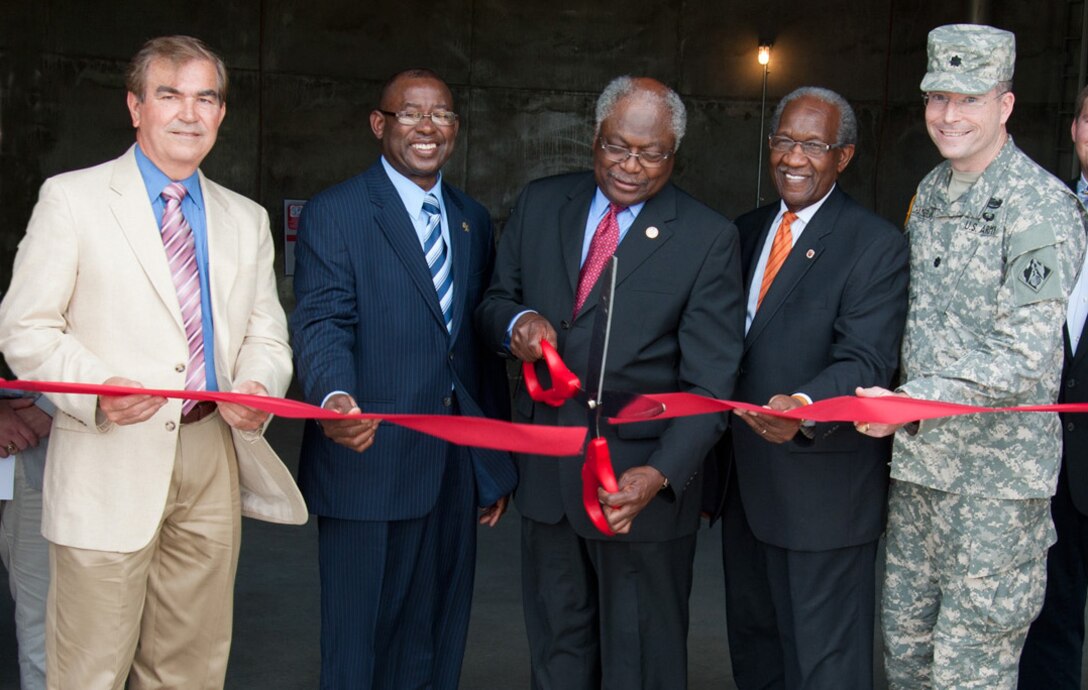 Bill McCall, Santee Cooper; Johnnie Wright, Lake Marion Regional Water Agency; Rep. James Clyburn; SC Sen. John Matthews; and Lt. Col. Ed Chamberlayne, Charleston District, cut the ribbon for the new water tower.