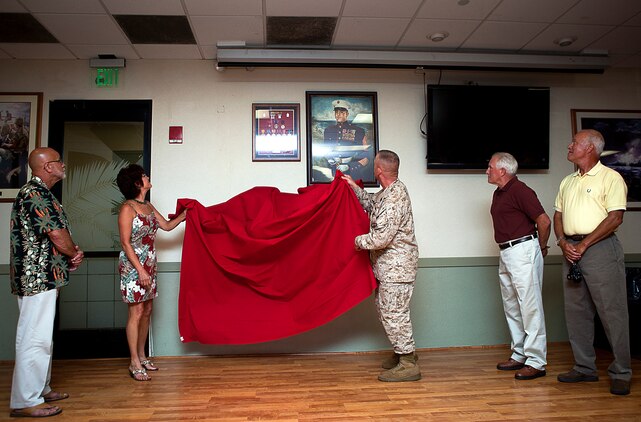 Deborah Bongiovi (second from left), the daughter of fallen U.S. Marine Sgt. Maj. Wayne Hayes, and Sgt. Maj. Justin Lehew (center), 3rd Marine Regiment’s senior enlisted leader, unveil a portrait memorializing Hayes to a room filled with Vietnam veterans who served with Hayes in 2nd Battalion, 3rd Marine Regiment, during a ceremony at the Rocker Room Staff Noncommissioned Officer Club on Marine Corps Base Hawaii, Aug. 22, 2012. Nearly half a century since they fought through hell in Vietnam, approximately 30 former 2/3 Marines and their families visited the base to reminisce on their service and render honor to Hayes. The Marine was killed in action, Feb. 28, 1967, during Operation Prairie II while serving with many of the 2/3 veterans.