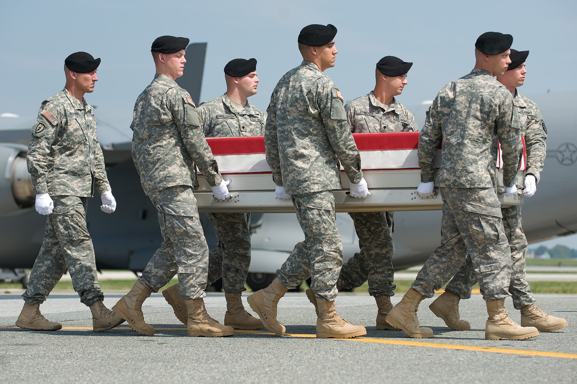A U.S. Army carry team transfers the remains of Army Sgt. 1st Class Coater B. Debose of State Line, Miss., at Dover Air Force Base, Del., Aug. 22, 2012. Debose was assigned to 2nd Battalion, 351st Infantry Regiment, 158th Infantry Brigade, 1st Army Division, Camp Shelby, Miss. (U.S. Air Force photo/Adrian R. Rowan)
