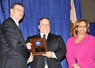 PM ISI - Peter Kelley receiving DoN award