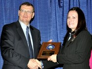 PM ISI - Deb Olson receiving DoN award