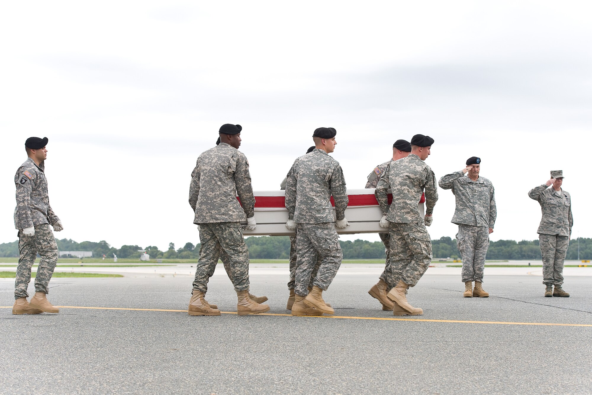 A U.S. Army carry team transfers the remains of Army Pfc. Patricia L. Horne, of Greenwood, Miss., at Dover Air Force Base, Del., Aug. 26, 2012. Horne was assigned to the 96th Aviation Support Battalion, 101st Combat Aviation Brigade, 101st Airborne Division (Air Assault), Fort Campbell, Ky. (U.S. Air Force photo/Roland Balik)
