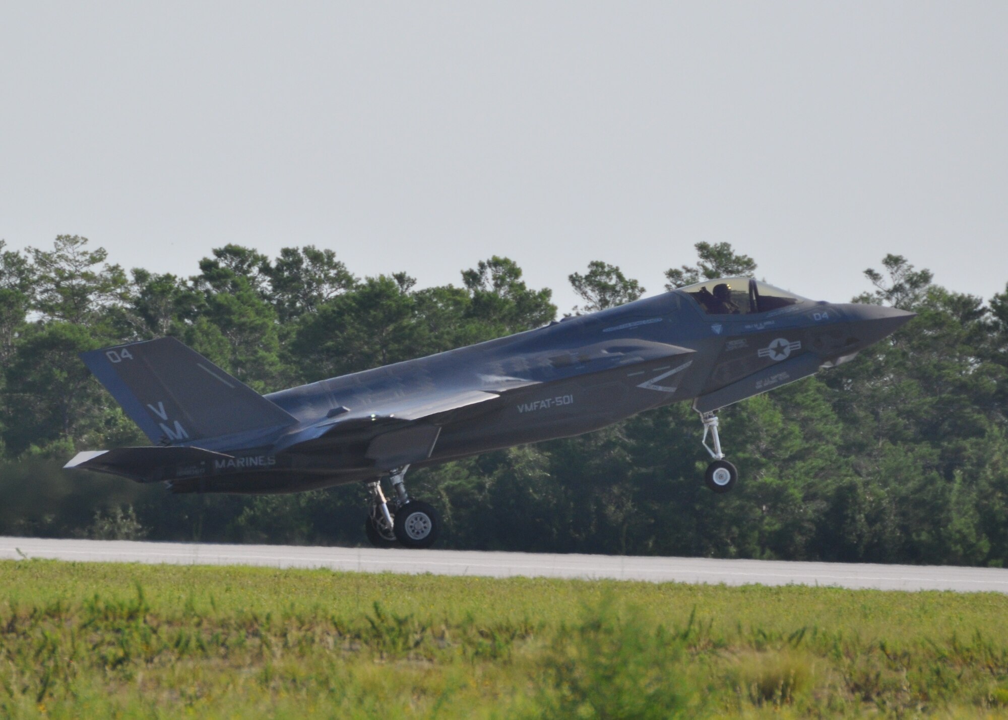 200th F-35 A&B combined sortie Maj. Bachmann touches down 24 Aug 2012 (U.S. Air Force photo/Maj. Karen Roganov)
