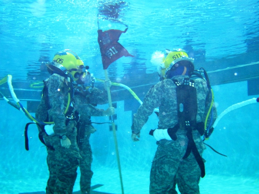 ‘Trident’ dive detachment hosts underwater change-of-command ceremony ...