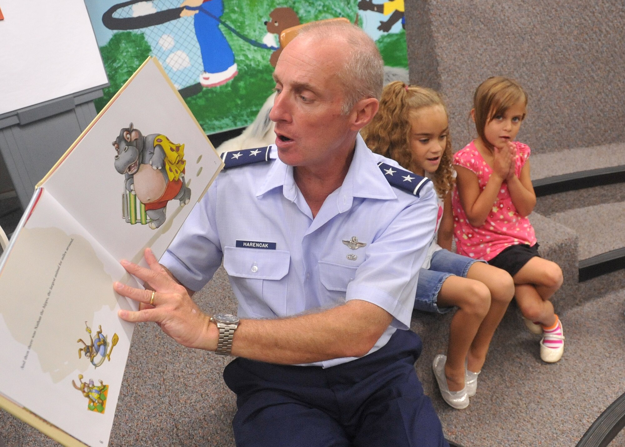 KIRTLAND AFB, N.M. -- Maj. Gen. Garrett Harencak, Air Force Nuclear Weapons Center commander, reads to first-graders Aug. 20 at Sandia Base Elementary School. (Photo by Todd Berenger)