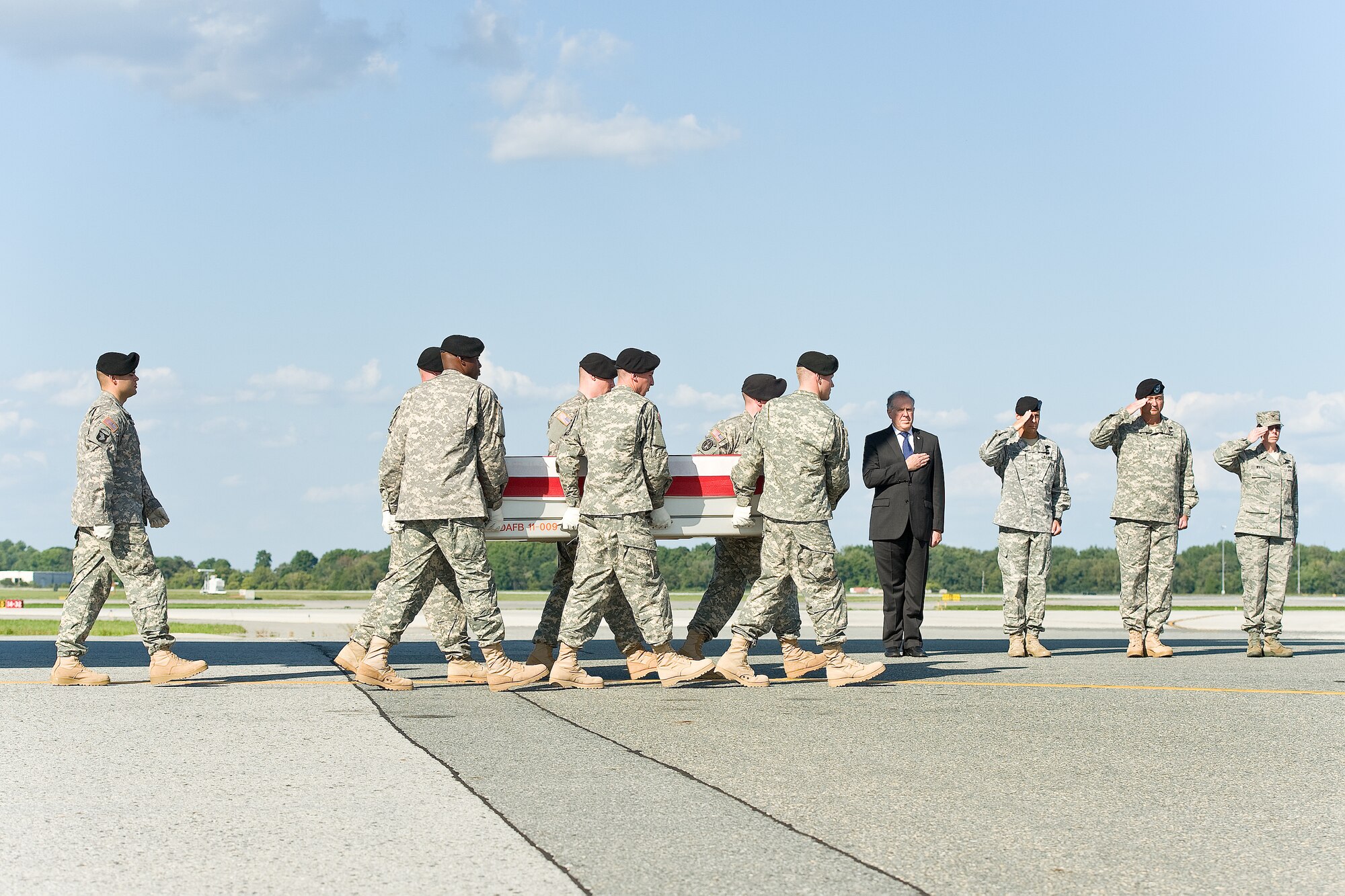 A U.S. Army carry team transfers the remains of Army Staff Sgt. Christopher J. Birdwell, of Windsor, Colo., at Dover Air Force Base, Del., Aug. 29, 2012. Birdwell was assigned to the 4th Special Troops Battalion, 4th Brigade Combat Team, 4th Infantry Division, Fort Carson, Colo. (U.S. Air Force photo/Roland Balik)
