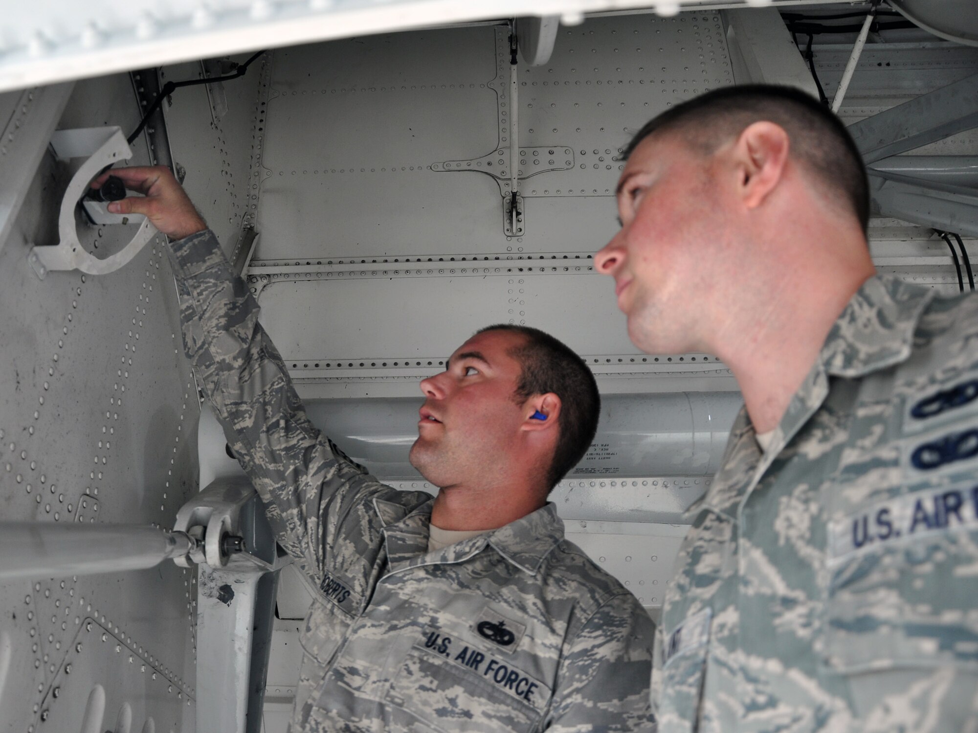 MCCHORD FIELD, Wash. - Tech Sgt. Joshua Roberts, 164th Aircraft Maintenance Squadron crew chief, Tennessee Air National Guard (left) with Senior Airman Jerrod Pilant, 446th Aircraft Maintenance Squadron crew chief, here, inspect a C-17 wheel well area, Aug. 30.  Roberts is one of a dozen crew chiefs from the Tennessee Air Guard training with Reservists from the 446th AMXS gaining proficiency and certification for C-17 aircraft systems.  (U.S. Air Force photo by Tech. Sgt. Elizabeth Moody)