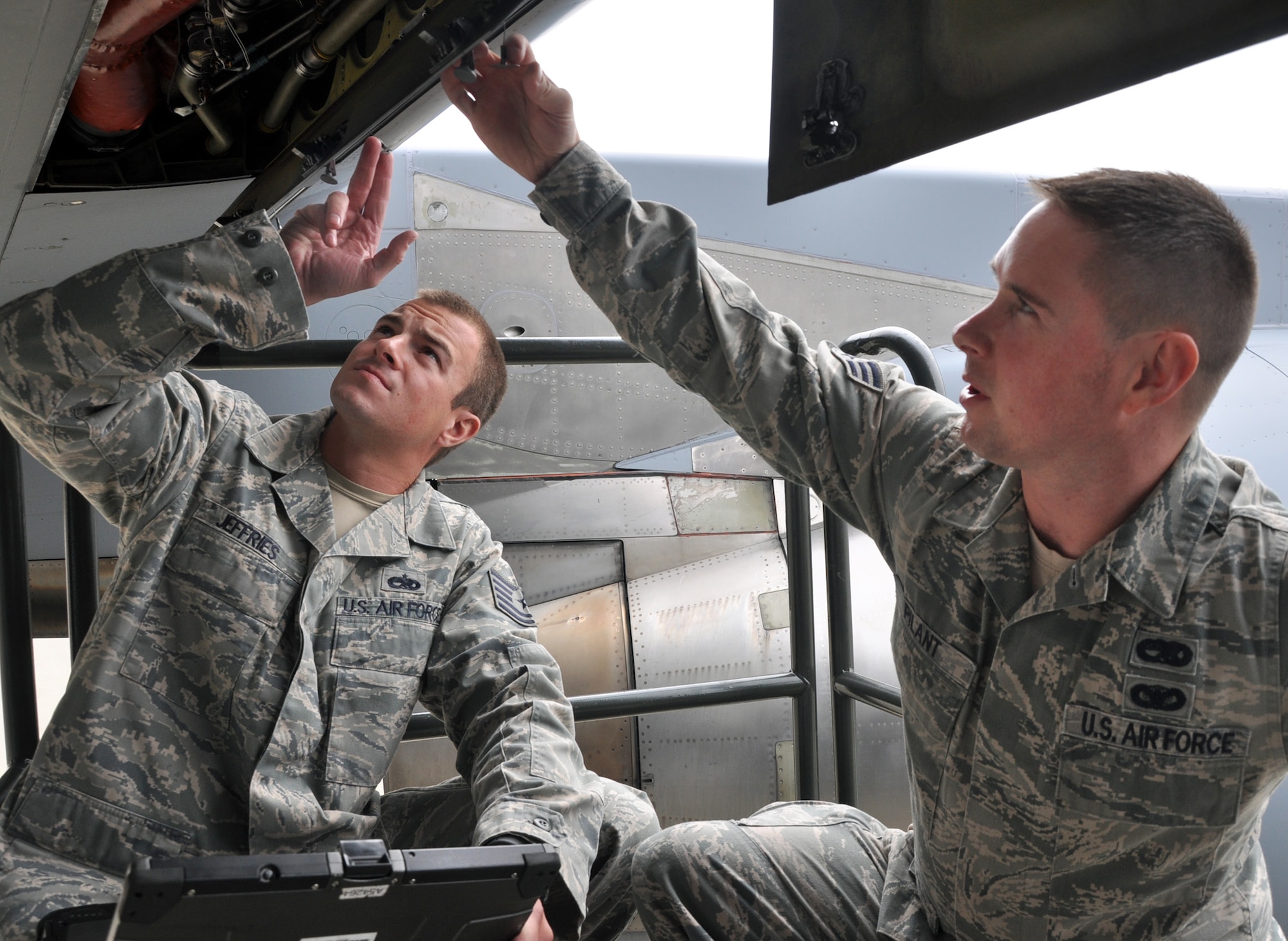 MCCHORD FIELD, Wash. - Tech. Sgt. Billy Jeffries, 164th Aircraft Maintenance Squadron crew chief, Tennessee Air National Guard (left), troubleshoots a C-17 intermittent slat issue with Senior Airman Jerrod Pilant, 446th Aircraft Maintenance Squadron crew chief here, Aug. 30.  Jeffries is one of a dozen crew chiefs from the Tennessee Air Guard training with Reservists from the 446th AMXS gaining proficiency and certification for C-17 aircraft systems.  (U.S. Air Force photo by Tech. Sgt. Elizabeth Moody)