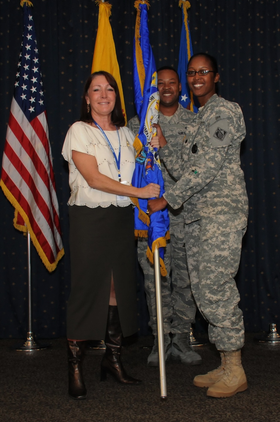 District Commander Lt. Col. Antoinette
Gant and Honorary Commander
Christine Glidden joined 20 other sets
of community leaders and commanders
who were coupled as part of the annual
Honorary Commanders Assumption
of Command Ceremony Nov. 1