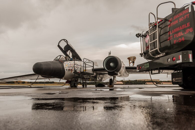 NASA #39 s WB 57F Canberra refuels at Lajes gt U S Air Forces in Europe