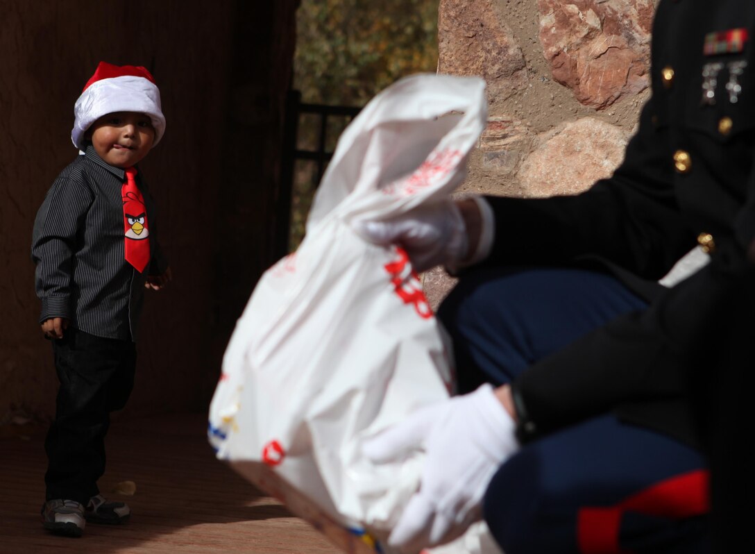 Capt. Aaron Finney, Santa’s escort with Environmental Services Division, hands a bag of toys to a young tribe member Dec 4, 2012 in Supai, Ariz. Santa and his Marine escorts handed out toys donated to the Toys for Tots organization to more than 175 Havasupai children as part of Operation Havasupai. (U.S. Marine Corps photo by Cpl. Jessica Ito/Released)