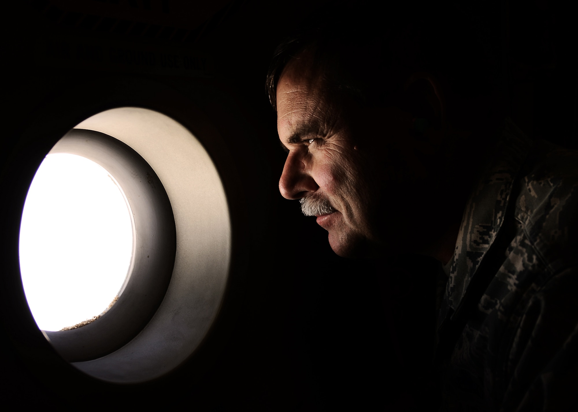 WRIGHT-PATTERSON AIR FORCE BASE, Ohio – Master Sgt. Lawrence Stulz, 445th Airlift Wing NCOIC of wing safety, looks out the window of a C-17 Globemaster III during an orientation flight flown during the wing’s Employer Appreciation Day June 2. More than 50 employers and reservists attended various 445th AW activities and demonstrations during the event. (U.S. Air Force photo/Staff Sgt. Mikhail Berlin)