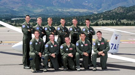 Cadets on the Air Force Academy's sailplane racing team pose for a group photo in front of a TG-15A glider Aug. 6, 2012. On the team are: (back row, left to right) Cadets 1st Class Dave Dunkel, Rob Gasper, Ryan Moran, Sam Harms, Tom Swinchoski and Chris Olson, and (front row, left to right) Cadets 2nd Class Drew Burns, Mike Armour, Tim Neely, David Heaphy and Mat Gutgsell. (U.S. Air Force photo)