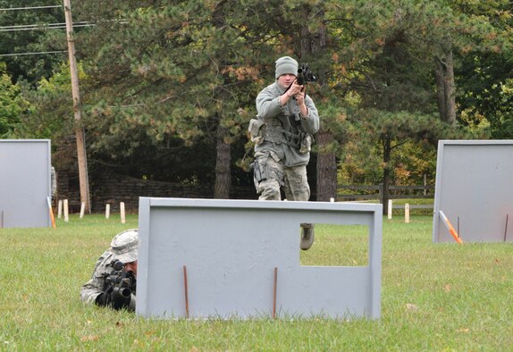 WRIGHT-PATTERSON AIR FORCE BASE, Ohio - Members of the 445th Security Forces Squadron conduct weapons maneuver exercises during a squadron exercise at Wright-Patterson Air Force Base, Ohio, Oct. 1. (U.S. Air Force photo/Tech. Sgt. Jeremy Caskey)