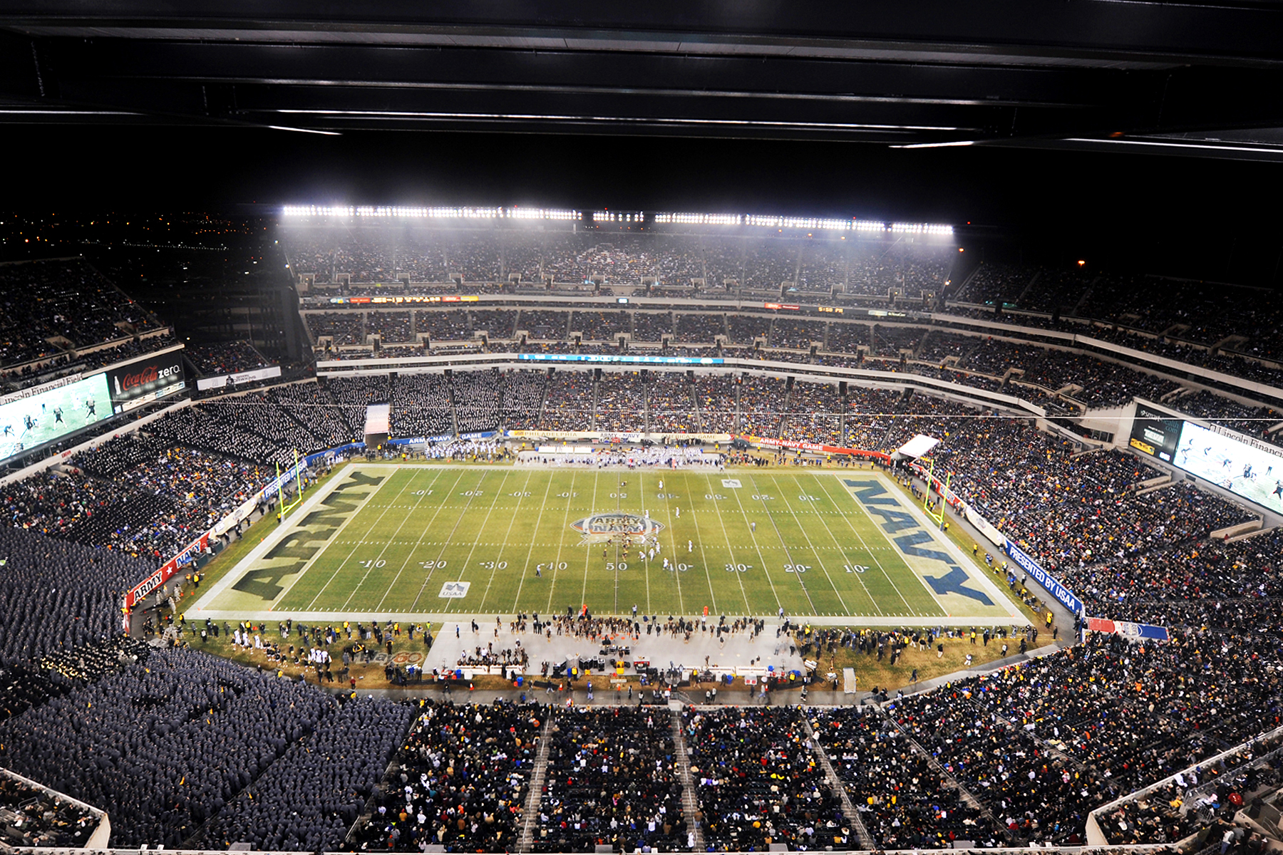 The crowd fills the stadium at Lincoln Financial Field in
