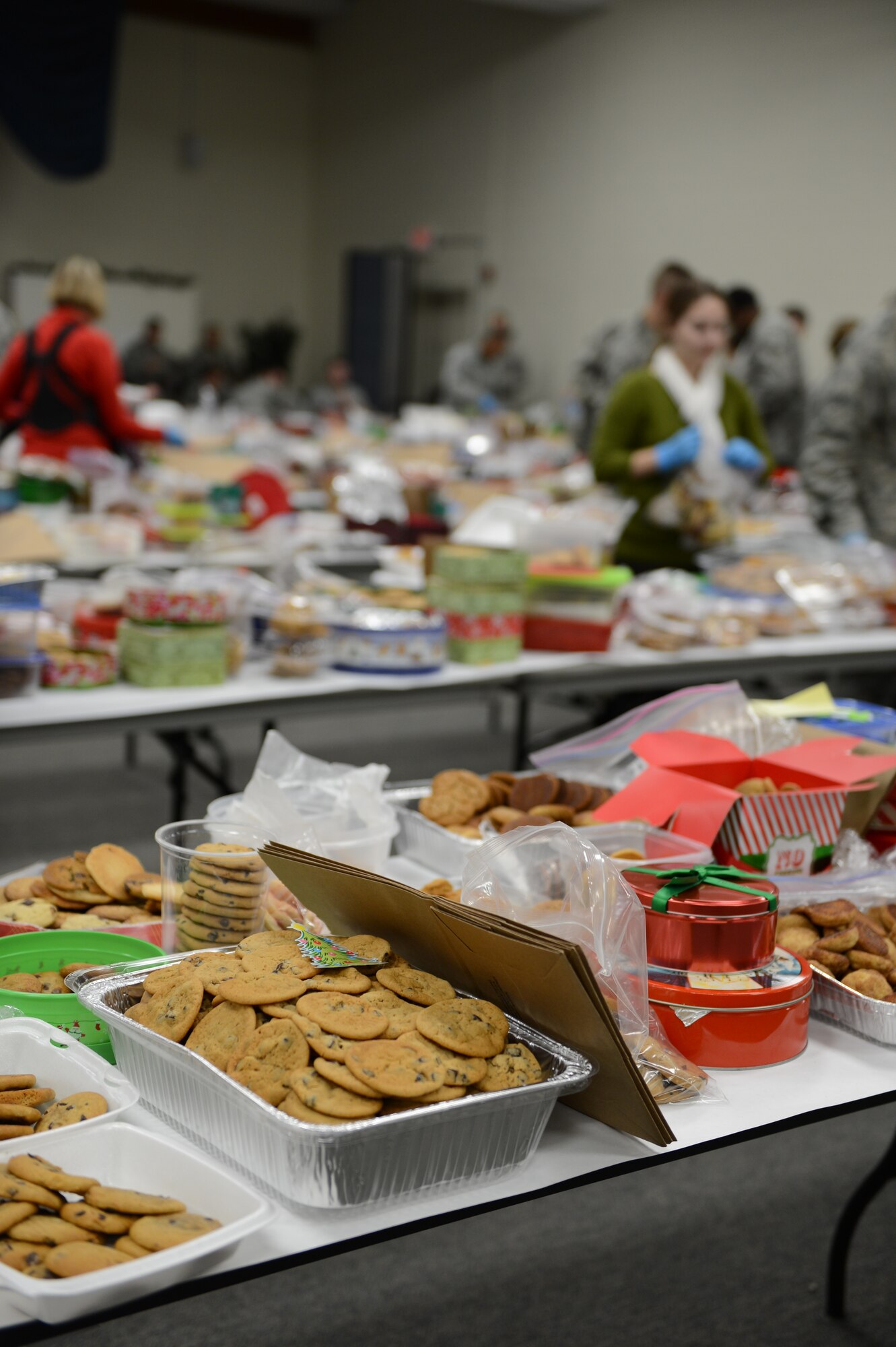Team Shaw Airmen and spouses bag donated cookies during the cookie drive at Shaw Air Force Base, S.C., Dec. 5, 2012. There were more than 46,700 cookies donated, about 10,000 more than the previous year. A bag of 30 cookies was made for each Airman living in the dorms and the remaining cookies were donated to local charities. (U.S. Air Force photo by Airman 1st Class Krystal M. Jeffers/Released)
