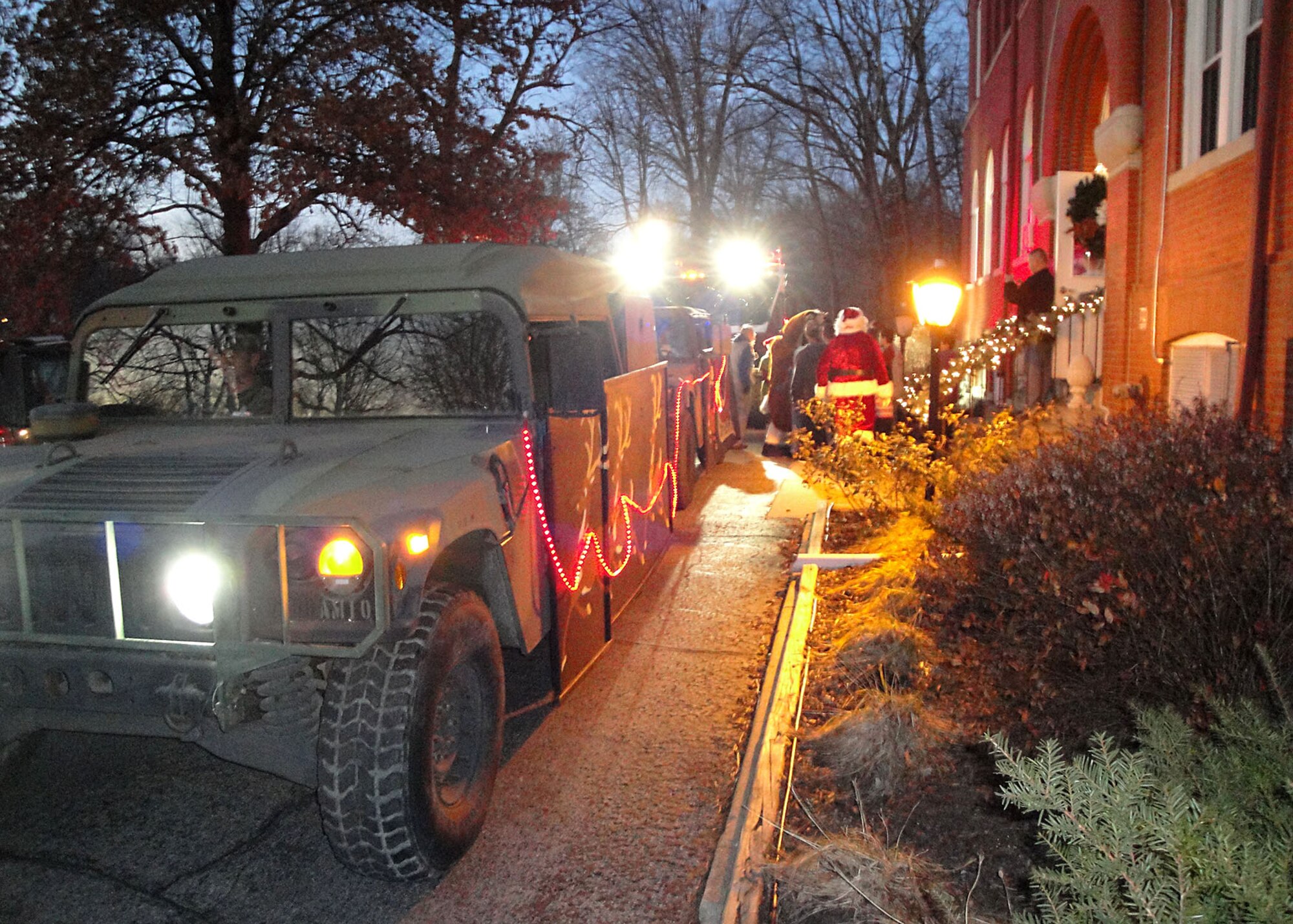 Missouri Air National Guard members from the 139th Airlift Wing and Army
Reserve Soldiers deliver holiday cheer to the Noyes Home for children in St.
Joseph, Mo., Dec. 10 after a holiday parade in their honor. The group raised
more than $1,000 in holiday donations, shopped, wrapped gifts and held a
pizza party for the children. (Air National Guard photo/Master Sgt. Mike R.
Smith)