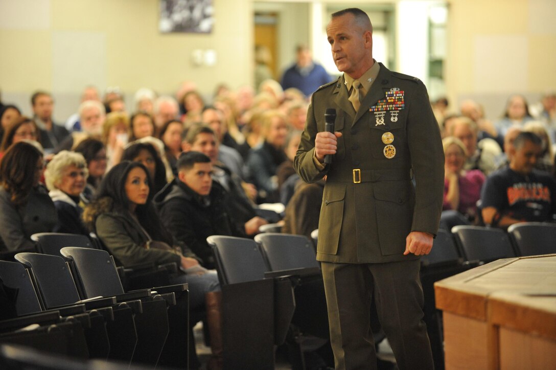 – Col. Kris Stillings, commanding officer, Officer Candidates School, talks to family members about their candidates during Charlie Co.’s Family Day at OCS on Dec. 13. Families enjoyed the rest of the day with their candidates were granted liberty. (U.S. Marine Corps photo by Lance Cpl. Antwaun L. Jefferson/Released)