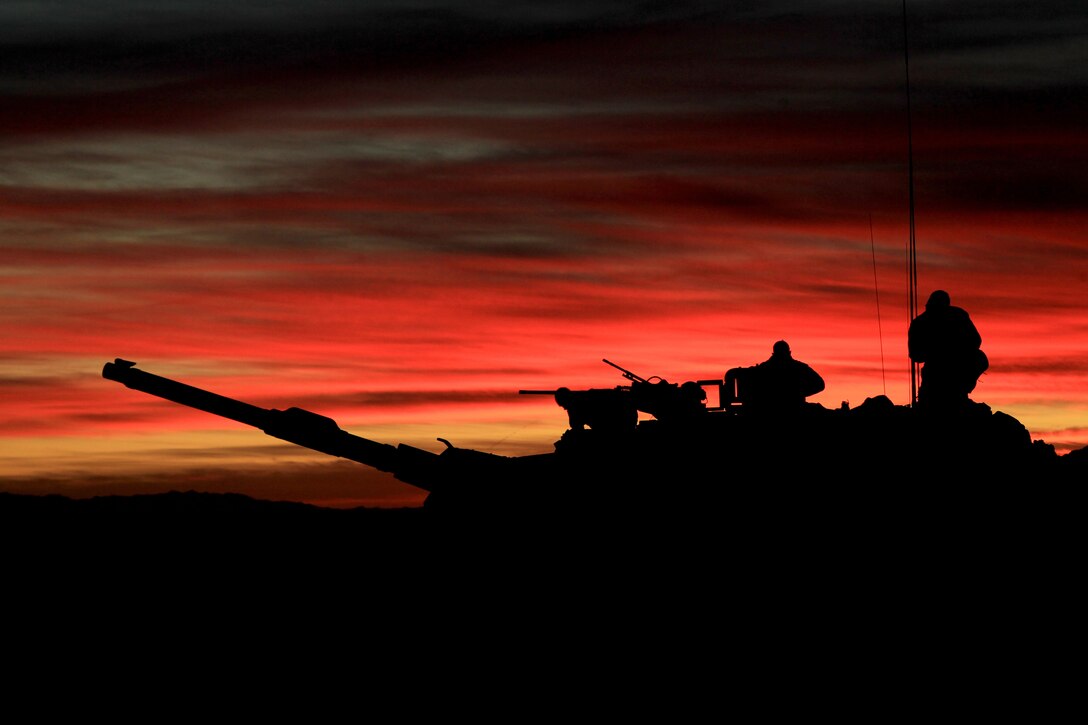 Marines from Company C, 1st Tank Battalion, prepare their tank for the day’s attack on Range 210 Dec. 11, 2012, during Steel Knight 13.