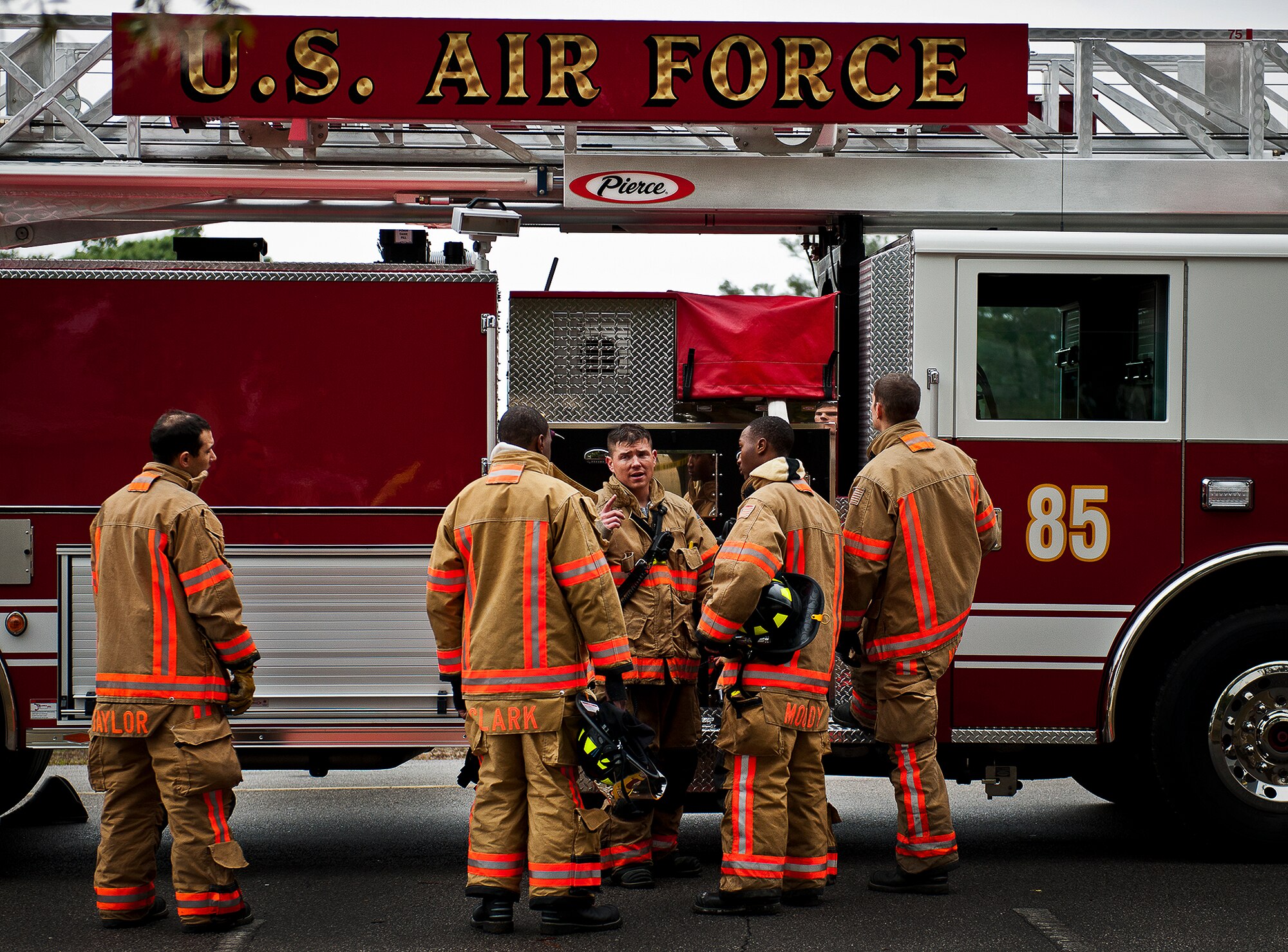 Matthew Becker, a firefighter with the 96th Civil Engineer Squadron, briefs his team on procedures before they begin structural live-fire training scenario at Eglin Air Force Base, Fla., Dec. 12.  Two-person teams entered a building on fire and demonstrated hose and various firefighting procedures while engaging the controlled blaze.  (U.S. Air Force photo/Samuel King Jr.)