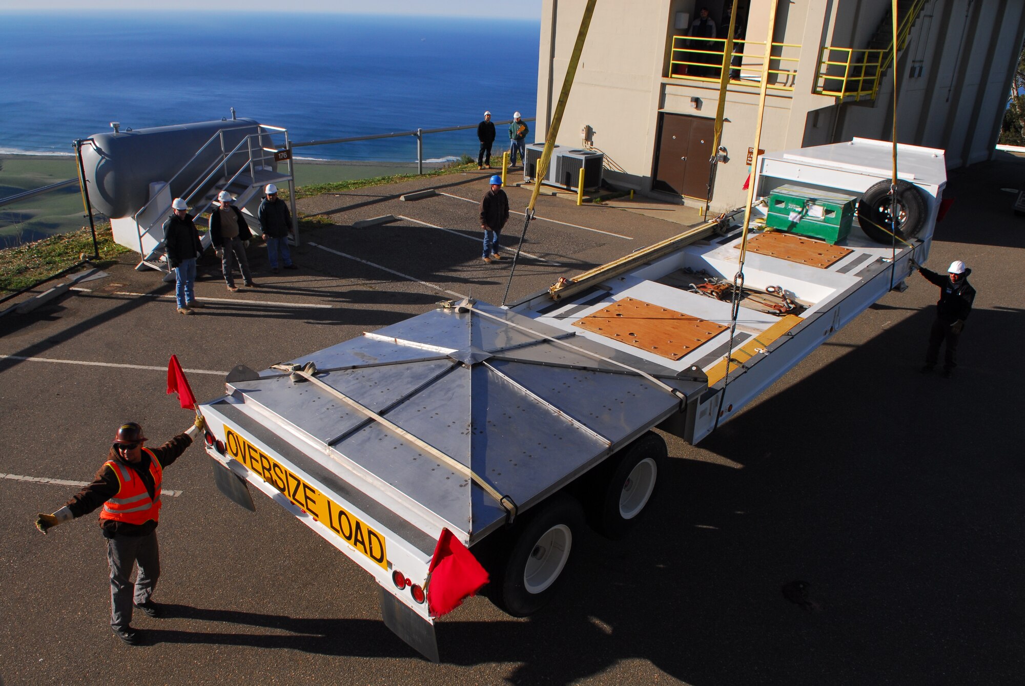 VANDENBERG AIR FORCE BASE, Calif. – Personnel from White Sands Missile Range, N.M., remove Vandenberg’s decommissioned AN/MPS-39 Multiple Object Tracking Radar from the rooftop of Building 175 on Tranquillian Peak here Feb. 2. (U.S. Air Force photo/Senior Airman Steve Bauer) 