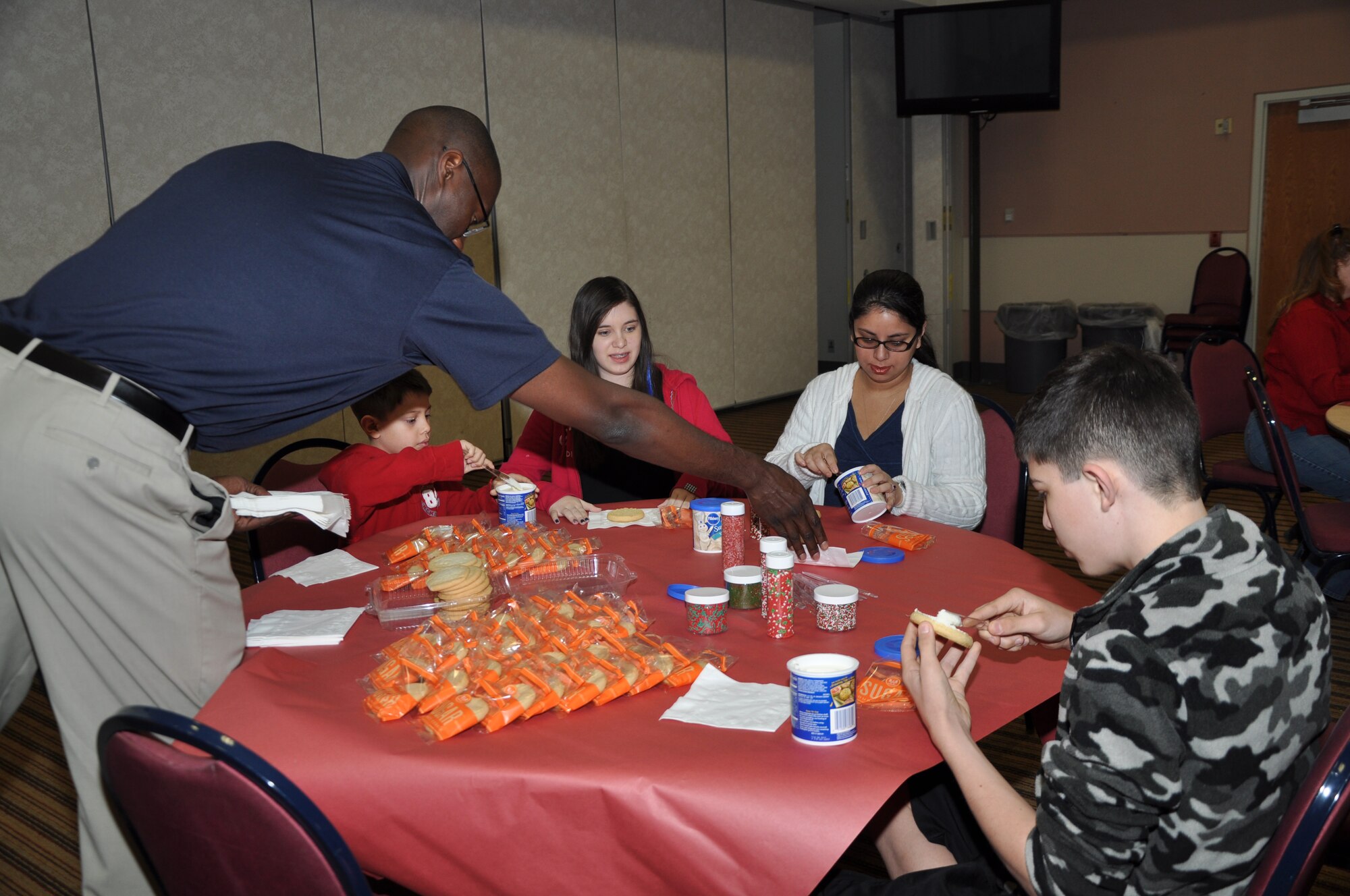 GOODFELLOW AIR FORCE BASE, Texas— A family decorates sugar cookies at the annual Breakfast With Santa gathering for the families of deployed service members at the Event Center Dec 15. Other tables featured Christmas themed coloring pages and making gingerbread houses. (U.S. Air Force photo/Airman 1st Class Jessica Keith) 