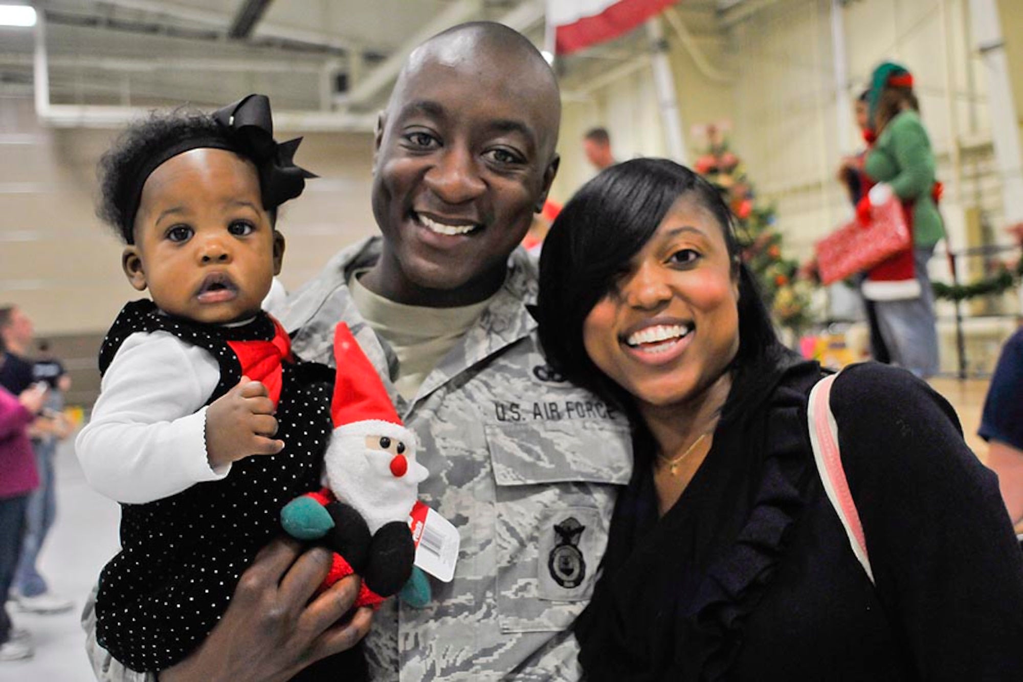 U.S. Air Force Technical Sergeant Steven Graves and his family at the base Christmas Party at the 182nd Airlift Wing, Peoria, IL on Decmber 2, 2012.  (U.S. Air Force photo by Master Sergeant Scott Thompson/Released)