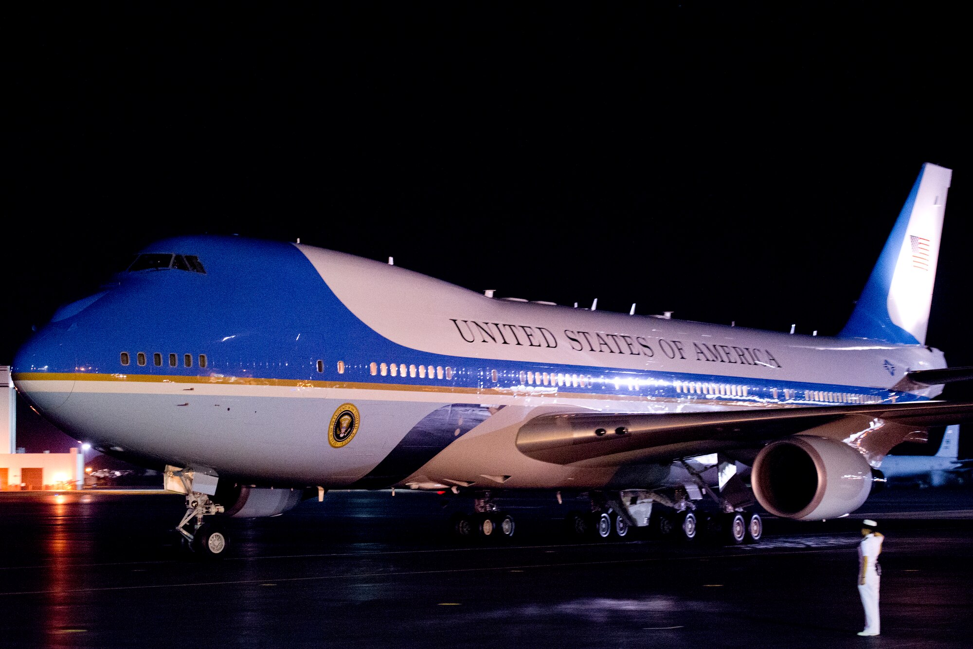 President Barack Obama and his family arrive at Joint Base Pearl Harbor-Hickam, Hawaii, Dec. 22. The President and his family are expected to vacation on the island of Oahu through the holiday. (U.S. Air Force photo/Staff Sgt. Mike Meares)
