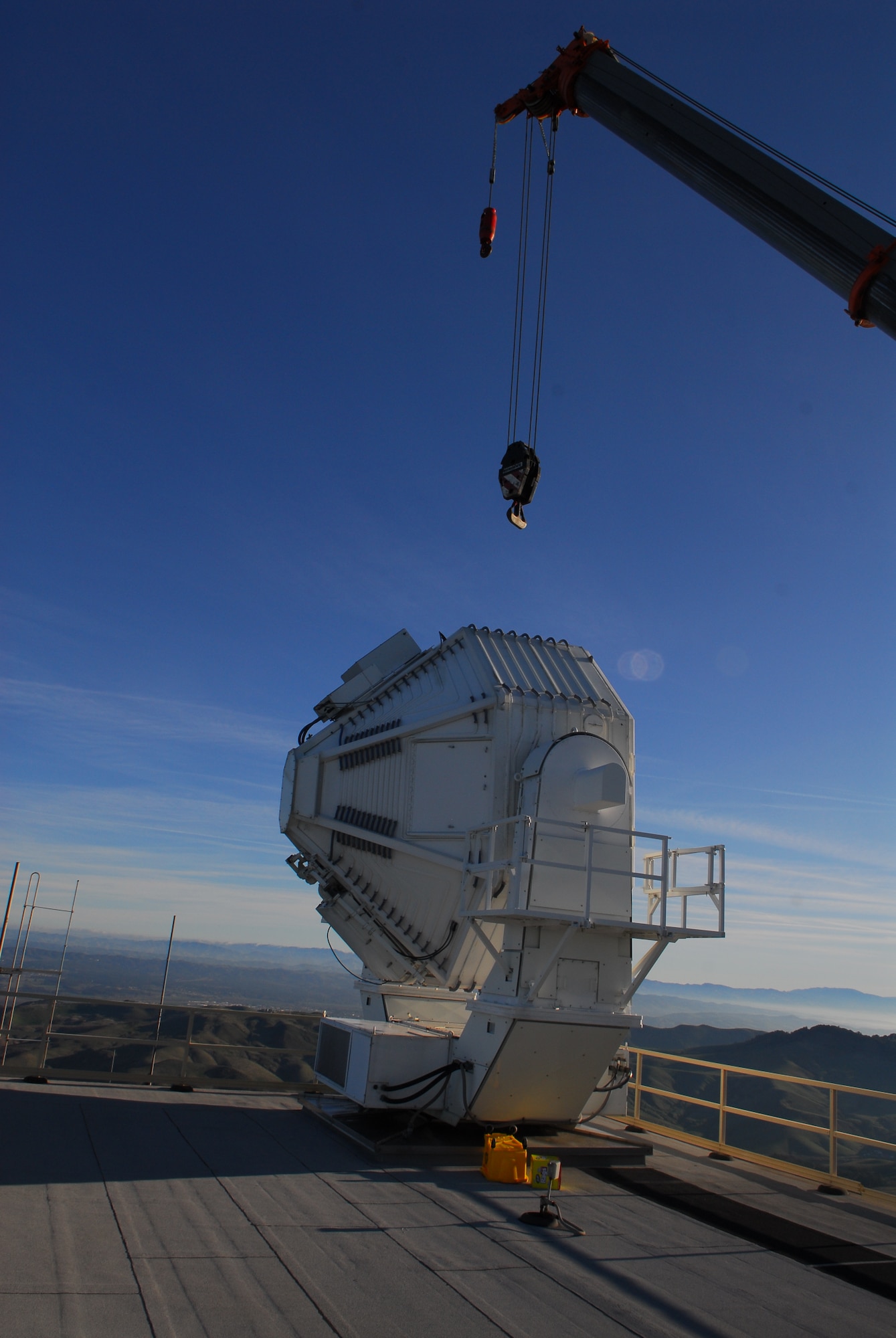 VANDENBERG AIR FORCE BASE, Calif. – Personnel from White Sands Missile Range, N.M., removed Vandenberg’s decommissioned AN/MPS-39 Multiple Object Tracking Radar from the rooftop of Building 175 on Tranquillian Peak here Feb. 2. (U.S. Air Force photo/Senior Airman Steve Bauer) 
