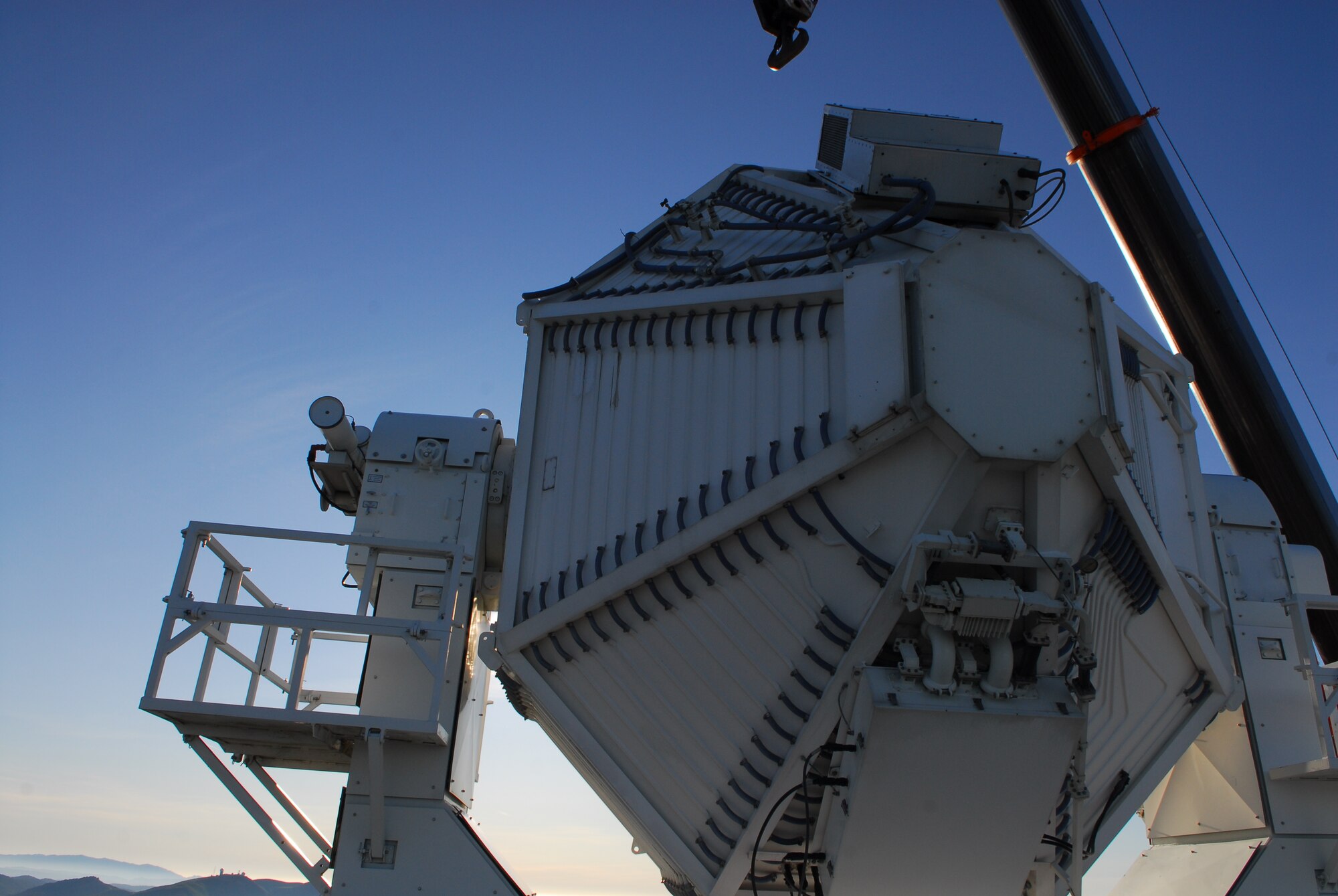VANDENBERG AIR FORCE BASE, Calif. – Personnel from White Sands Missile Range, N.M., removed Vandenberg’s decommissioned AN/MPS-39 Multiple Object Tracking Radar from the rooftop of Building 175 on Tranquillian Peak here Feb. 2. (U.S. Air Force photo/Senior Airman Steve Bauer) 