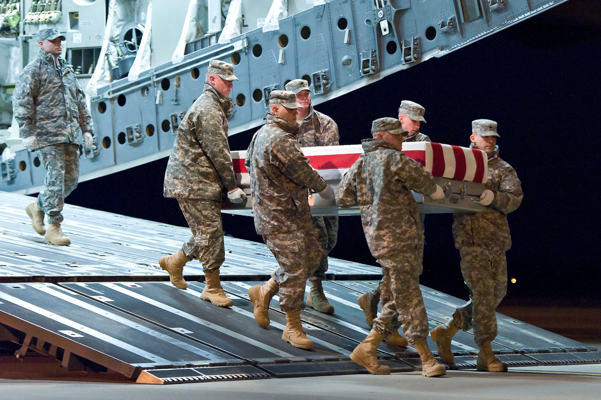 A U.S. Army carry team transfers the remains of Army Brig. Gen. Terence J. Hildner, of Fairfax, Va., at Dover Air Force Base, Del., Feb. 6, 2012. Hildner was assigned to the 13th Expeditionary Sustainment Command, Fort Hood, Texas. (U.S. Air Force photo/Roland Balik)

