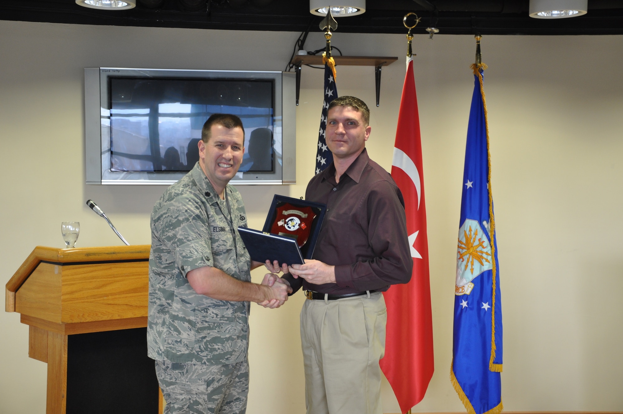 Capt. George Allen, 425th Air Base Squadron director of operations, receives the 425th ABS Company Grade Officer of the Quarter Award Jan. 27, 2012, at the Izmir Club at Izmir, Turkey. (U.S. Air Force photo by Tanju Varlikli/Released)