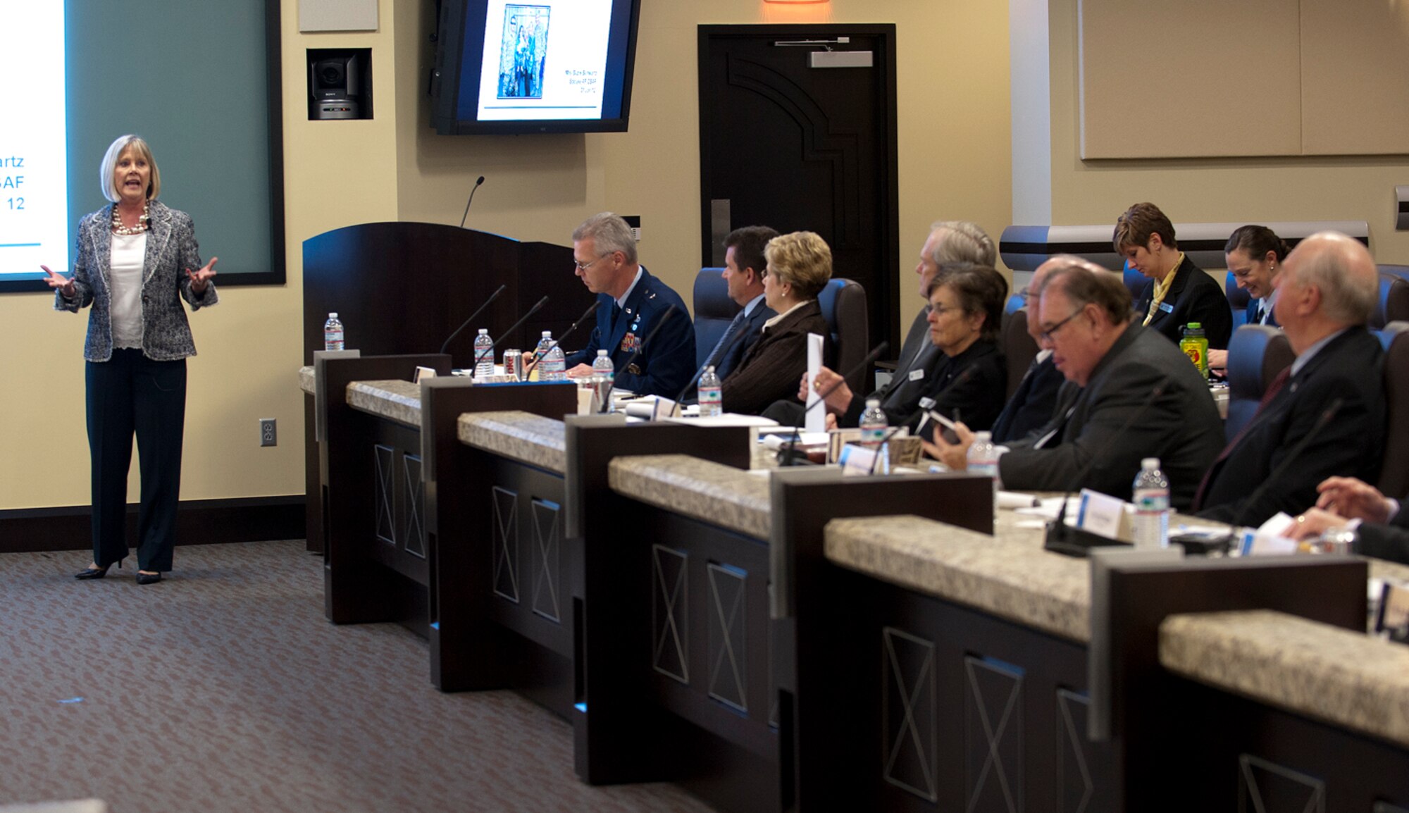 Suzie Schwartz, the wife of Air Force Chief of Staff Gen. Norton Schwartz,
speaks with prominent civic leaders during a conference Jan. 31, 2012, at
Joint Base Andrews, Md. She talked to the leaders, who represent communities
from across the U.S., about the ways local communities can help military
families. (U.S. Air Force photo/Jim Varhegyi)
