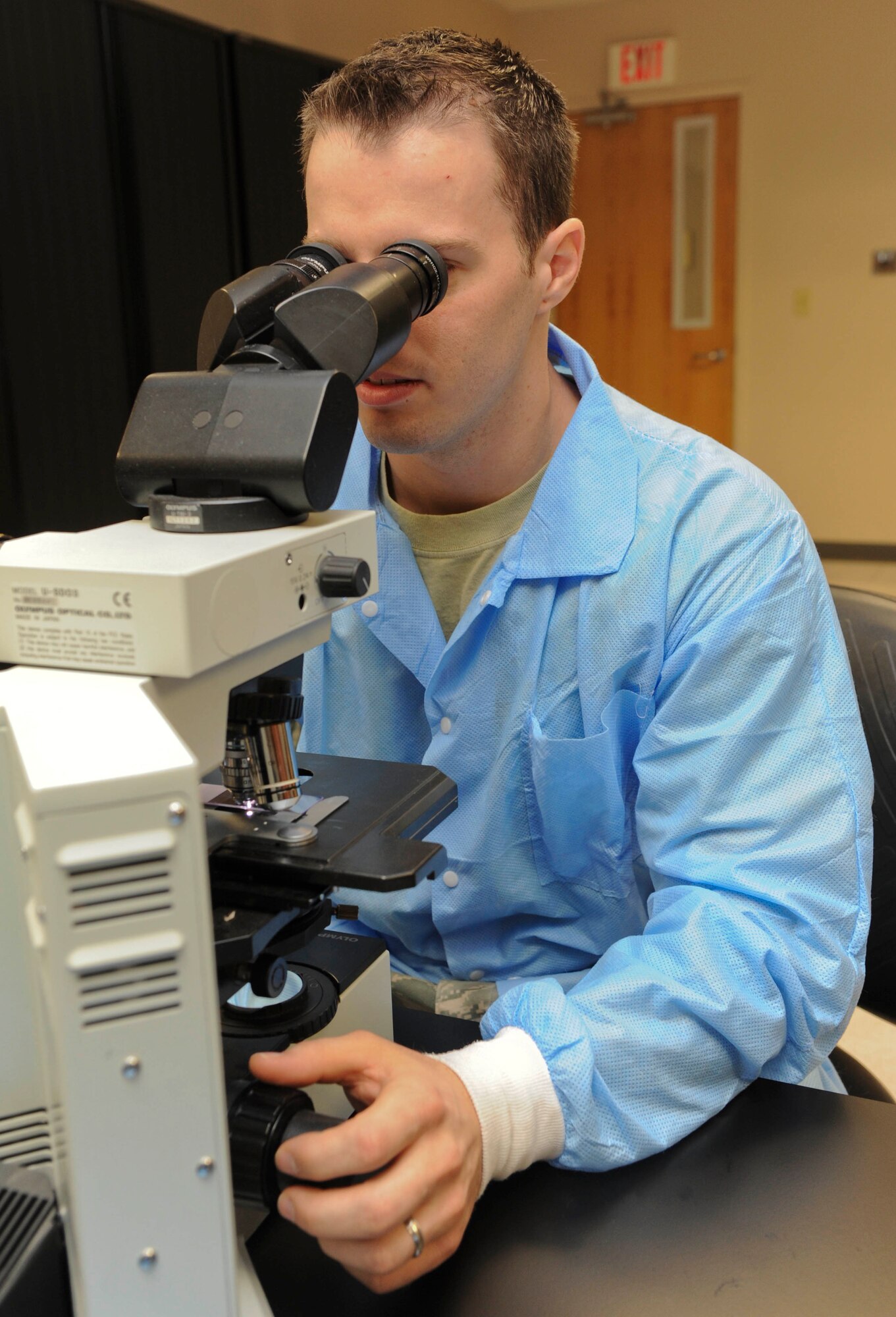 Staff Sgt. James Cazort, 56th Medical Support Squadron NCO-in-charge of laboratory
operations and hematology, looks through a microscope and performs a cell count to synovial fluid from the knee at the medical laboratory.  (U.S. Air Force photo by Staff Sgt. Darlene Seltmann)