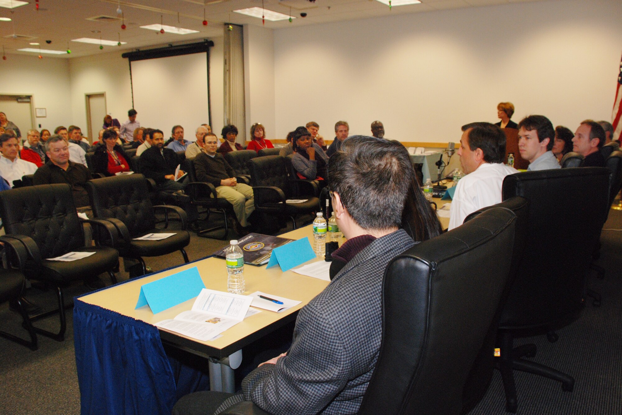 Participants discuss program elements with the executive panel from TFS&MD
at a mentoring program workshop held Jan. 2 here. (U.S. Navy photo by Sherry
Jacob/Released)