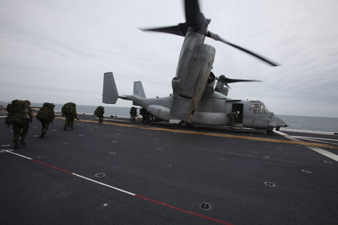 ABOARD USS KEARSARGE, At Sea – Canadian Army soldiers board an MV-22 Osprey aboard the USS Kearsarge Feb. 6 during Exercise Bold Alligator 2012. Bold Alligator gave coalition countries the opportunity to familiarize themselves with each other to improve interoperability between the services.