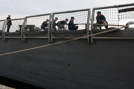 USS Klakring (FFG 42) line handlers take up the slack on a mooring line after the ship moored at Union Pier, Charleston, Feb 10. The frigate’s crew conducted training with the Citadel Naval Reserve Officer Training Corps, allowing midshipmen the opportunity to experience life on a U.S. Navy ship. (U.S. Navy photo/Petty Officer 2nd Class Brannon Deugan)