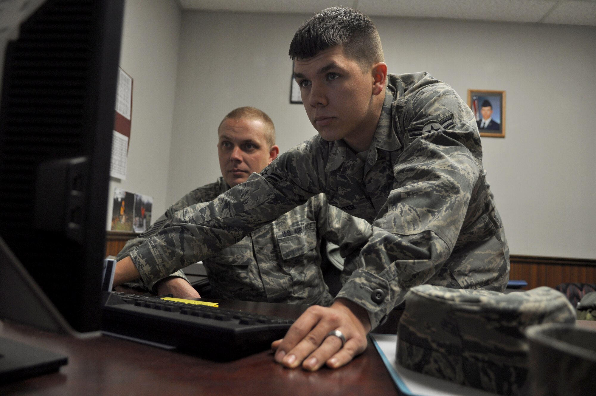 Airman 1st Class Terry Carter III, 375th Communications Squadron server
administrator, shows his dad, Master Sgt. Terry Carter, 375th Logistics
Readiness Squadron vehicle fleet manager, some computer tips. Both Carters
are stationed at Scott Air Force Base and are share information about each
other's jobs. (U.S. Air Force photo/Senior Airman Amber R. Kelly-Herard)
