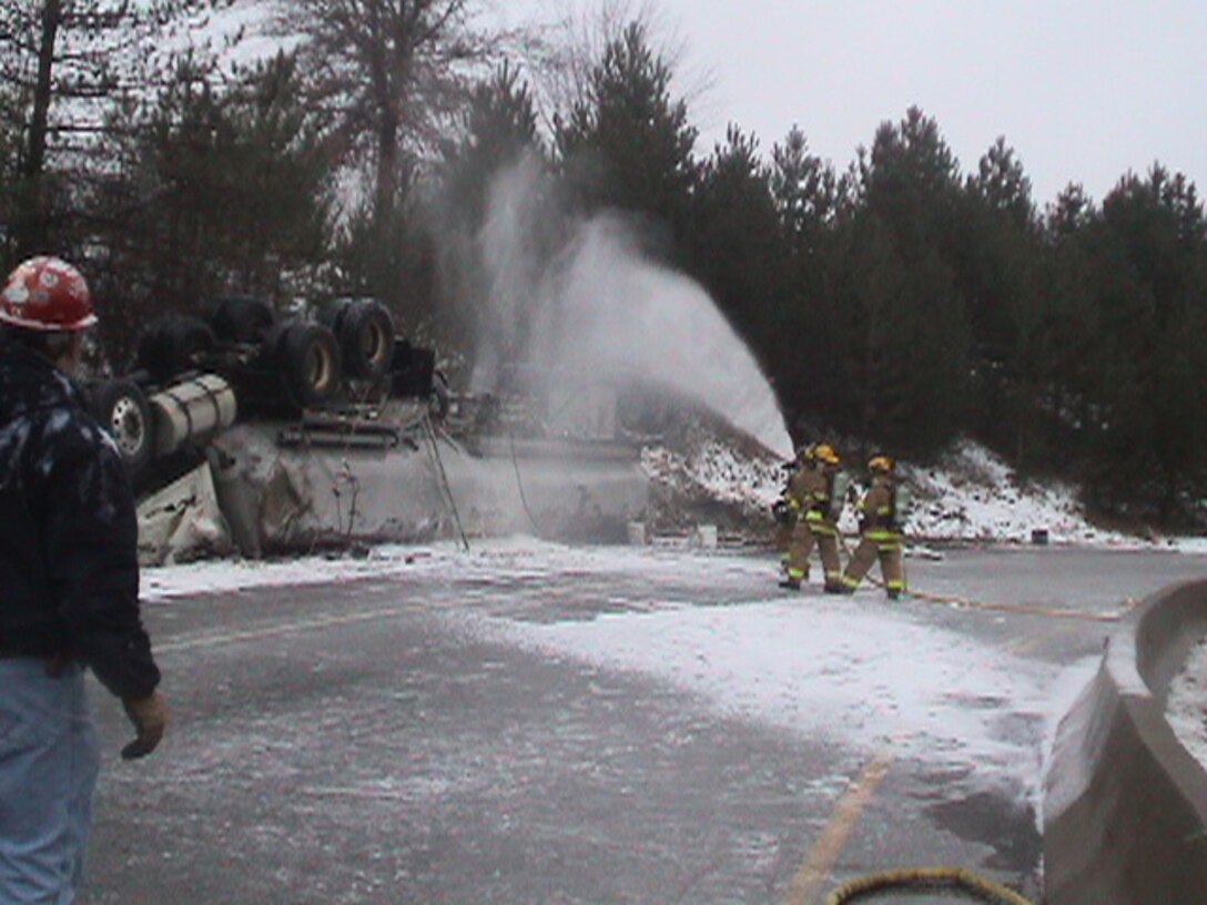 Youngstown Air Reserve Station firefighters apply an Aqueous Film-Forming
Foam (AFFF) to an overturned fuel tanker truck on the ramp from Interstate
680 South to the state Route 711 connector Tuesday, Feb. 14. Eight YARS
firefighter responded to a call for assistance under a mutual aid agreement,
bringing a HazMat vehicle and crash response truck.
