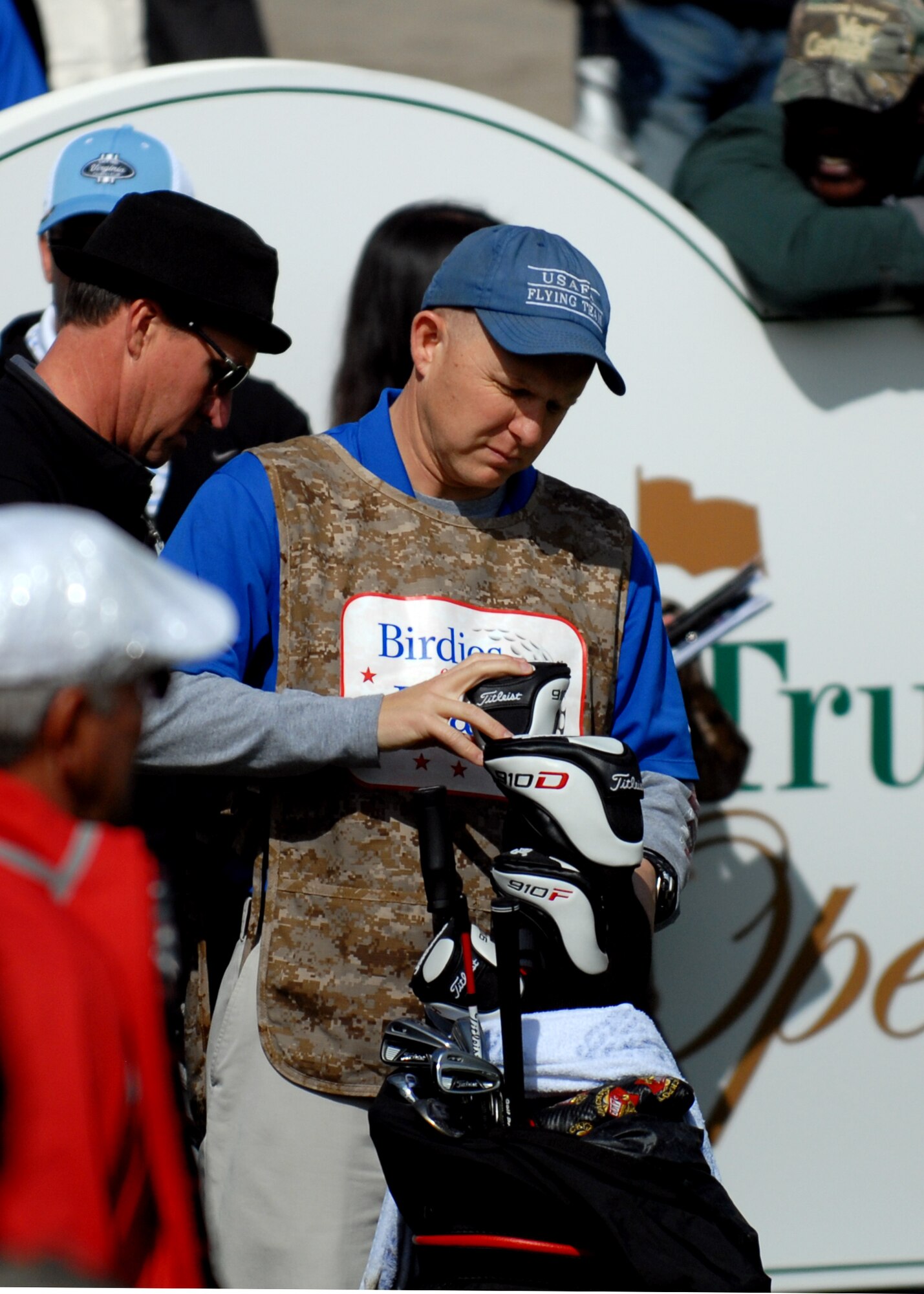 Lt. Col. Landon Henderson, Global Vigilance Combined Test Force director, returns a club to professional golfer Kevin Na’s golf bag just after Na teed off on the 10th hole. Henderson caddied for Na during the Northern Trust Open Pro-Am, Feb. 15 at the Riviera Country Club in Pacific Palisades, Calif. as part of the Military Caddie Program (U.S. Air Force photo by Kate Blais)