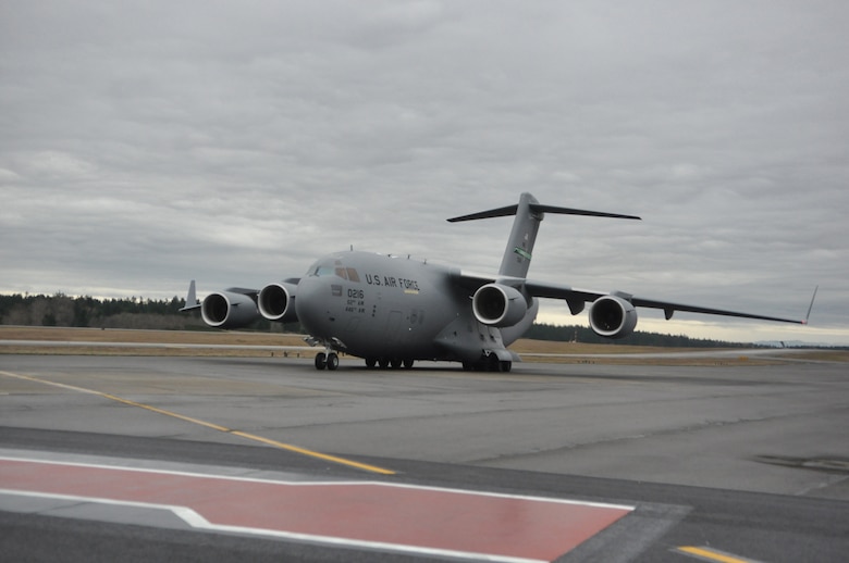 AMC commander visits McChord Field, delivers new C-17 > Air Mobility ...