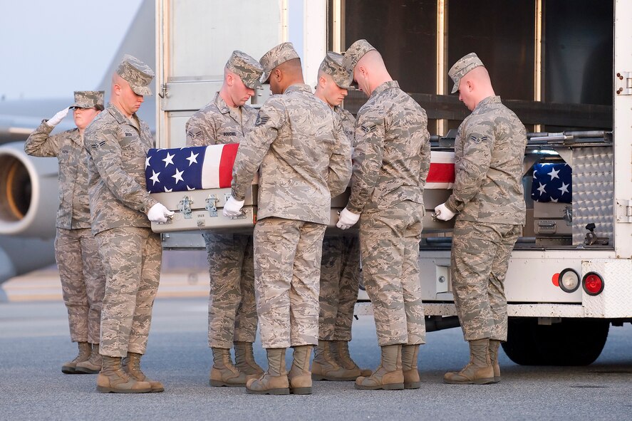 A U.S. Air Force carry team transfers the remains of Air Force Lt. Col. John D. Loftis of Paducah, Ky., at Dover Air Force Base, Del., Feb. 27, 2012. Loftis was assigned to the 866th Air Expeditionary Squadron, Kabul, Afghanistan. (U.S. Air Force photo/Adrian R. Rowan)
