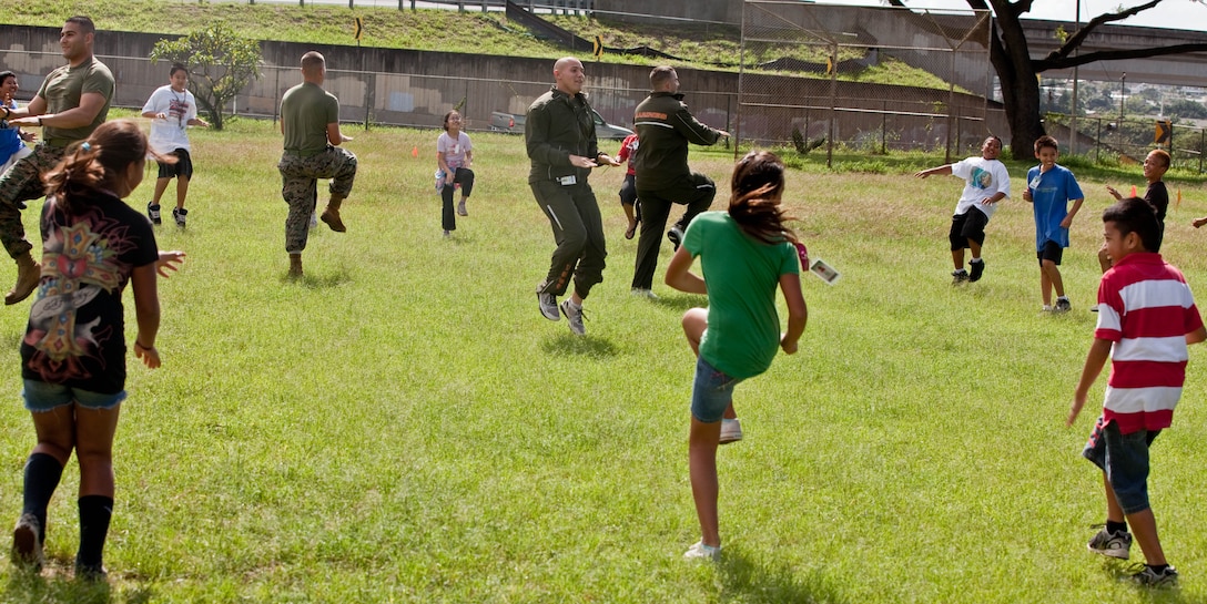 AIEA, Hawaii -(Center) Staff Sgt. Michael A. Johnson, company gunnery sergeant for Headquarters Company, Headquarters and Service Battalion, U. S. Marine Corps Forces, Pacific, introduces a group of Marine volunteers to Aiea Elementary School students March 8 at the school, here.
MarForPac Marines assisted the school’s physical education teacher with her classes as part of the command’s ongoing community service efforts. MarForPac officials plan to continue volunteering at numerous schools around the community.