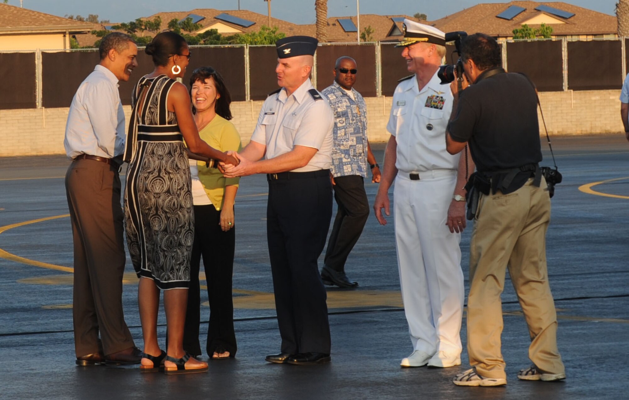 President Barack Obama and his wife, Michelle, bid aloha to Adm. Robert
Willard, (right) commander of U.S. Pacific Command, and Col. Sam Barrett
(middle), 15th Wing commander, and his wife, Kelly (left), as President
Obama and the First Family prepare to depart Joint Base Pearl
Harbor-Hickam, Hawaii, Jan. 2. During the First Family's visit, they
enjoyed the beach in Kailua, visited the Pearl Harbor memorials and
visited with service members at Marine Corps Base Hawaii during the
holidays. (U.S. Air Force photo/Senior Airman Lauren Main)