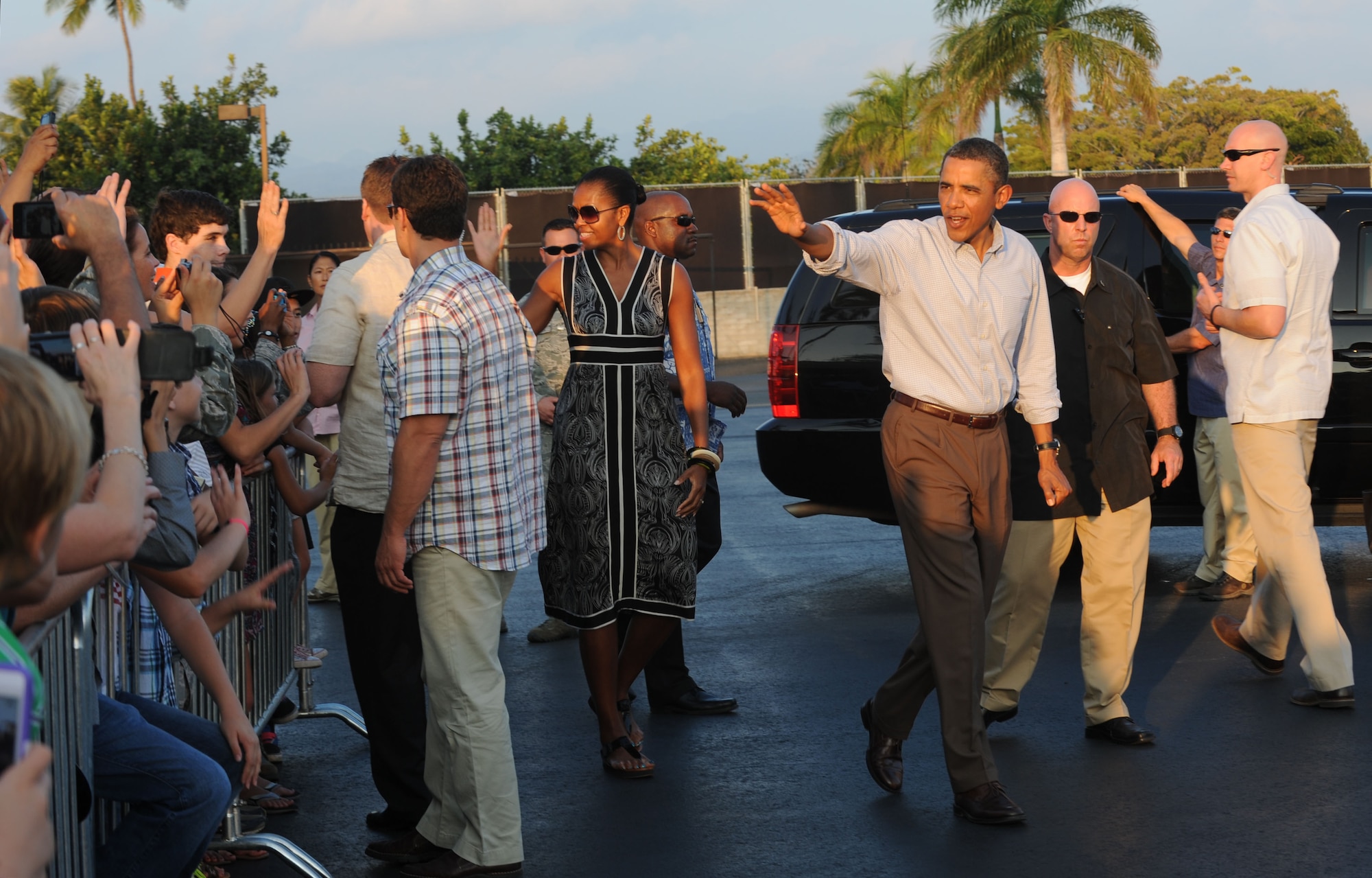 President Barack Obama and his wife, Michelle, wave goodbye to military
members and their families as they prepare to depart Joint Base Pearl
Harbor-Hickam, Hawaii, Jan. 2. The president arrived Dec. 23, and spent
time with his family enjoying the island. On Christmas day, the
President and his family visited with Marines and family members on
Marine Corps Base Hawaii. (U.S. Air Force photo/Senior Airman Lauren
Main)